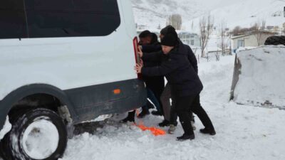 Bitlis’in Tatvan ilçesinde yoğun kar yağışı nedeniyle kapanan köy yollarında