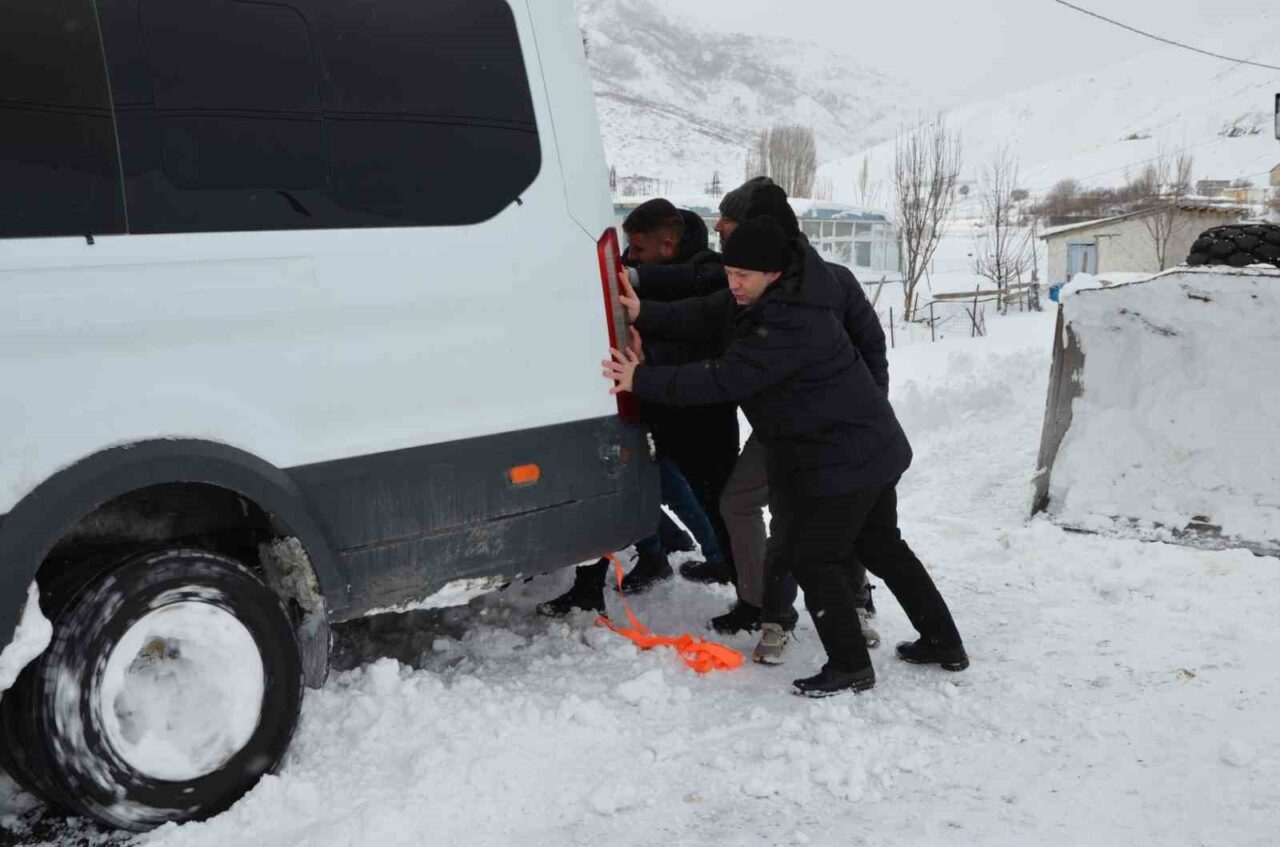 Bitlis’in Tatvan ilçesinde yoğun kar yağışı nedeniyle kapanan köy yollarında