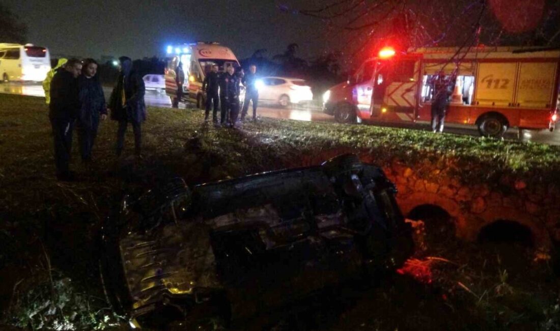 Antalya’da yağmur nedeniyle kayganlaşan yolda kontrolden çıkan lüks otomobil, refüjdeki