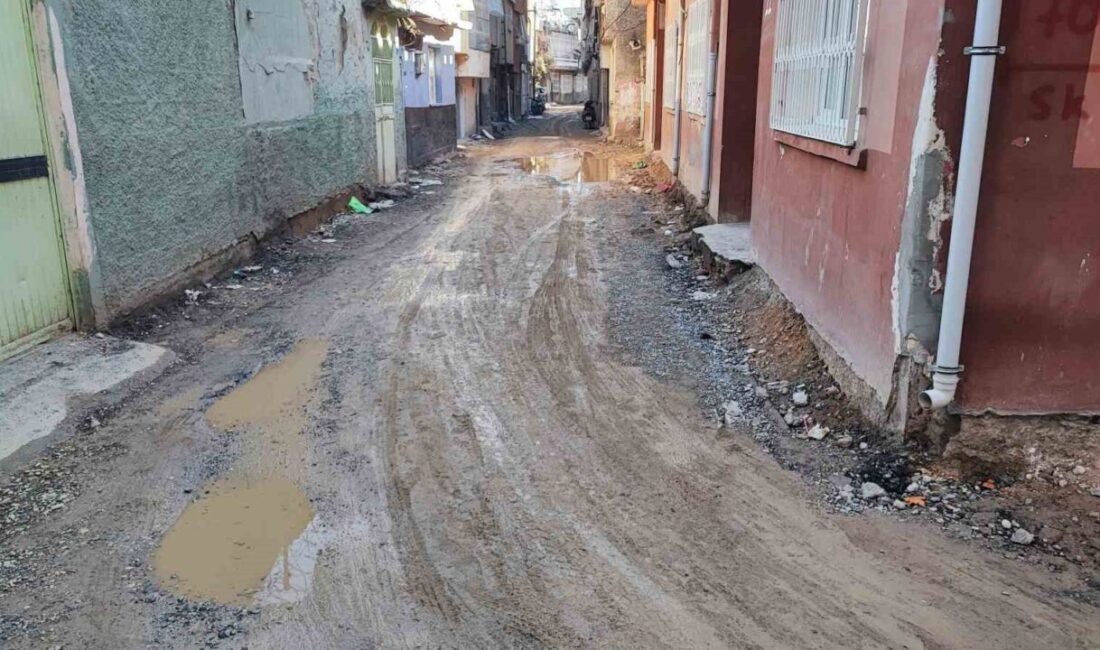 Adana’nın Seyhan ilçesinde bir mahallenin yolları altyapı çalışması nedeniyle kazıldı