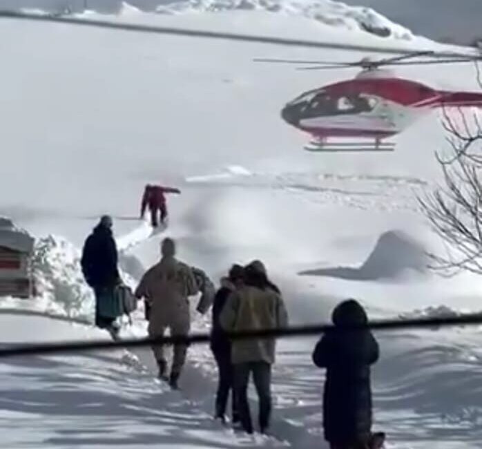 Malatya’nın Pütürge ilçesinde kar nedeniyle yolu kapalı mahallede rahatsızlanan 1