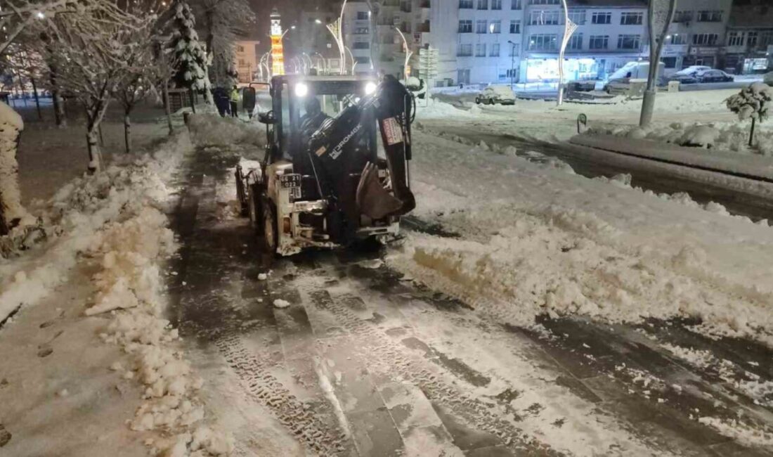 Yozgat kent merkezinde etkili olan kar yağışının ardından belediye ekipleri,