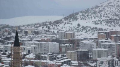 Yozgat’ta etkili olan kar yağışı kent genelinde sevinçle karşılanıyor. Yer