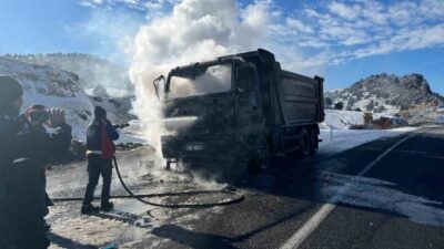 Yozgat’ta seyir halindeki bir kamyon yanarak kullanılamaz hale geldi. Edinilen