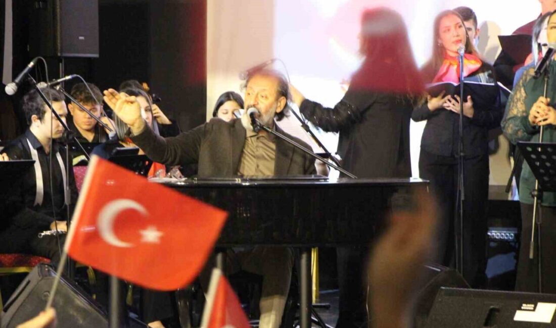 Ünlü sanatçı Yücel Arzen Hacıoğulları, Amasya’da öğrencilerle birlikte sahne aldı.