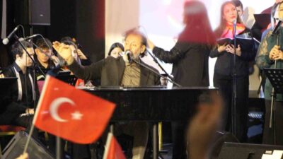 Ünlü sanatçı Yücel Arzen Hacıoğulları, Amasya’da öğrencilerle birlikte sahne aldı.