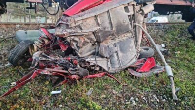 Zonguldak’ın Çaycuma ilçesinde yük treninin hemzemin geçitten geçmeye çalışan otomobile