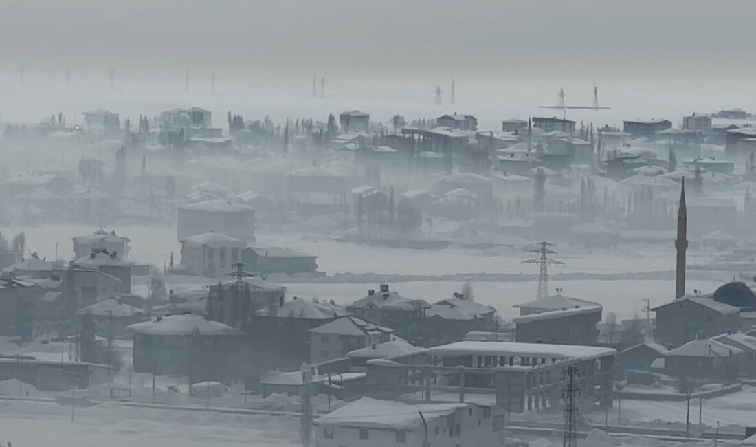 Hakkari’nin Yüksekova ilçesinde sabah saatlerinden itibaren etkisini artıran yoğun sis