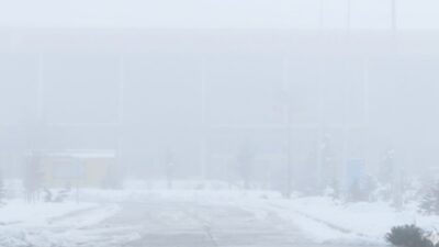 Hakkari’nin Yüksekova ilçesinde etkili olan yoğun sis, hava ulaşımında aksamalara