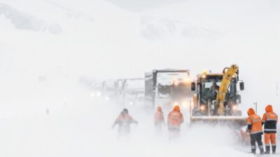 Hakkari’de yoğun kar yağışı ve çığ riski nedeniyle Yüksekova-Şemdinli kara