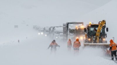 Hakkari’de etkili olan yoğun kar yağışı ve tipi nedeniyle Yüksekova-Şemdinli