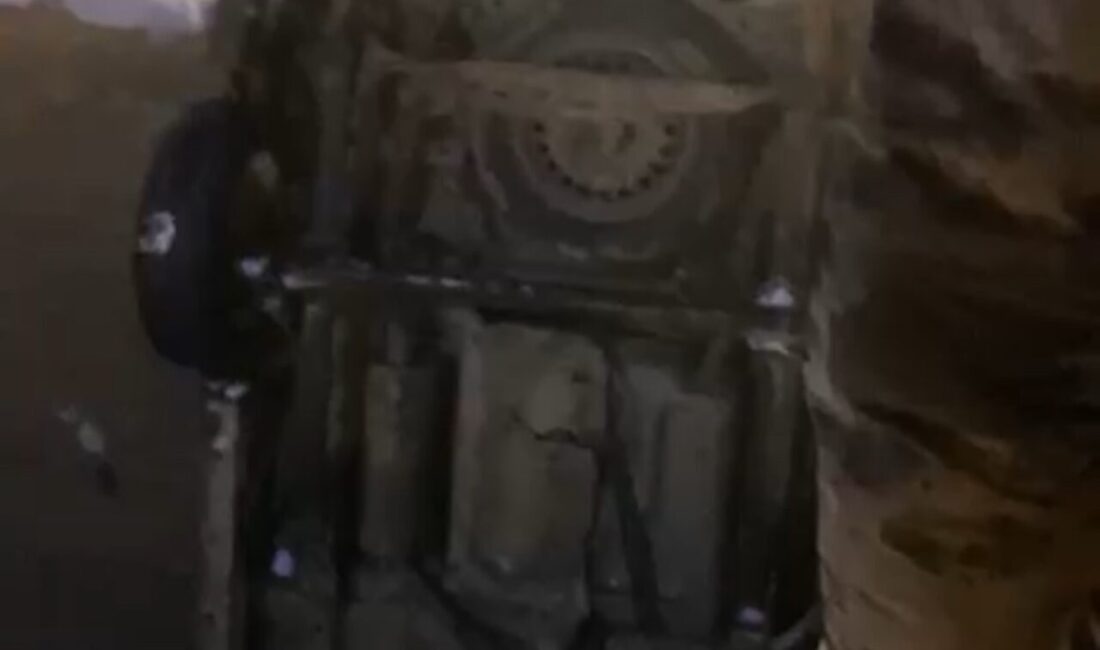 Hakkari’nin Yüksekova ilçesinde buzlanma nedeniyle kontrolden çıkarak köprüden aşağı düşen