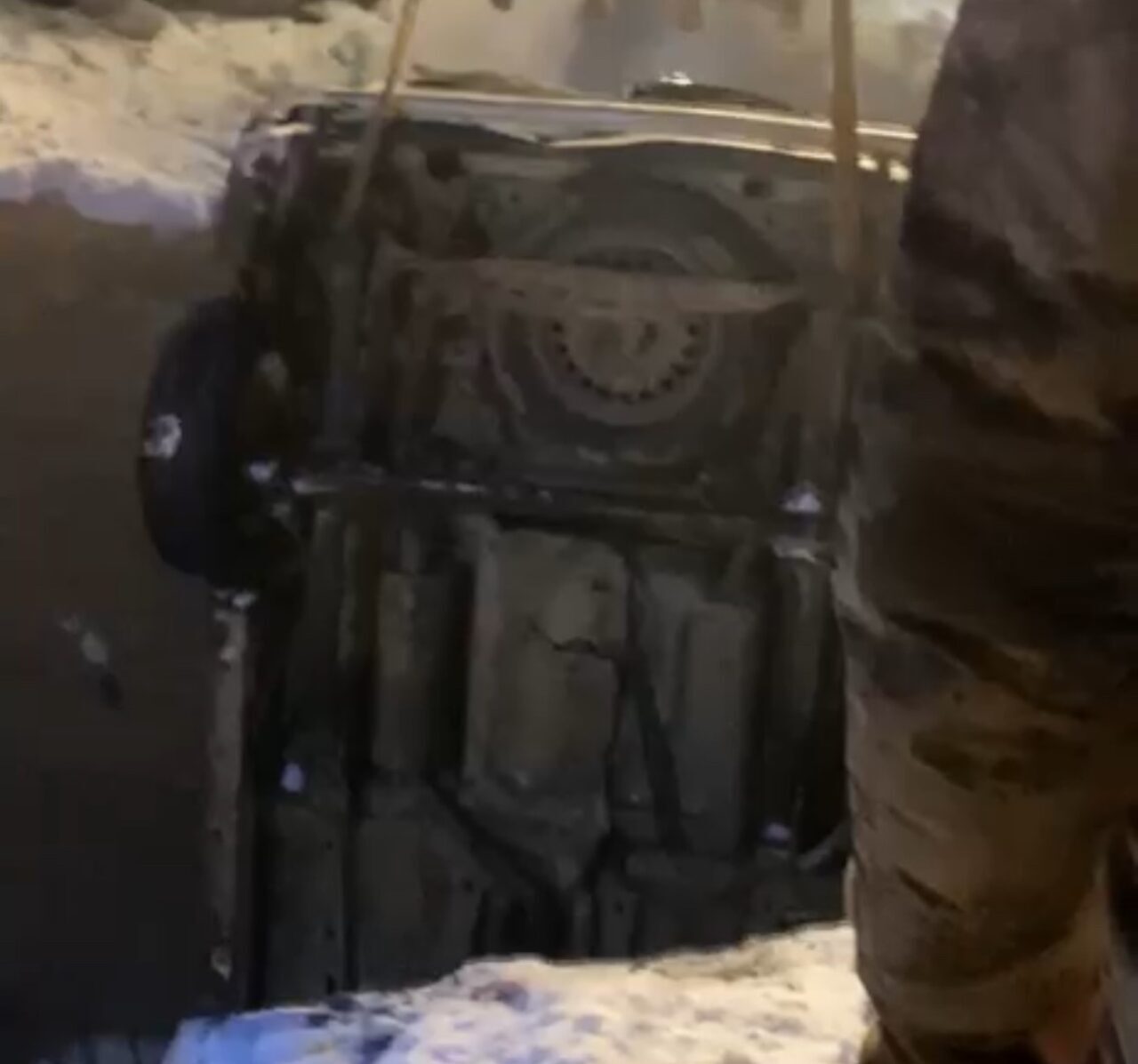 Hakkari’nin Yüksekova ilçesinde buzlanma nedeniyle kontrolden çıkarak köprüden aşağı düşen