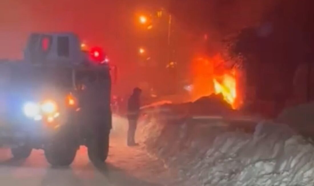 Hakkari’nin Yüksekova ilçesinde bir evde çıkan yangın, itfaiye ekiplerinin müdahalesine