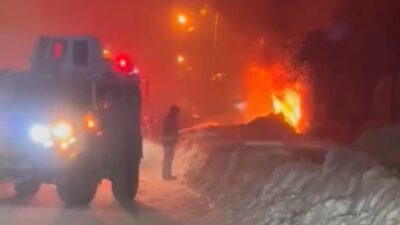 Hakkari’nin Yüksekova ilçesinde bir evde çıkan yangın, itfaiye ekiplerinin müdahalesine