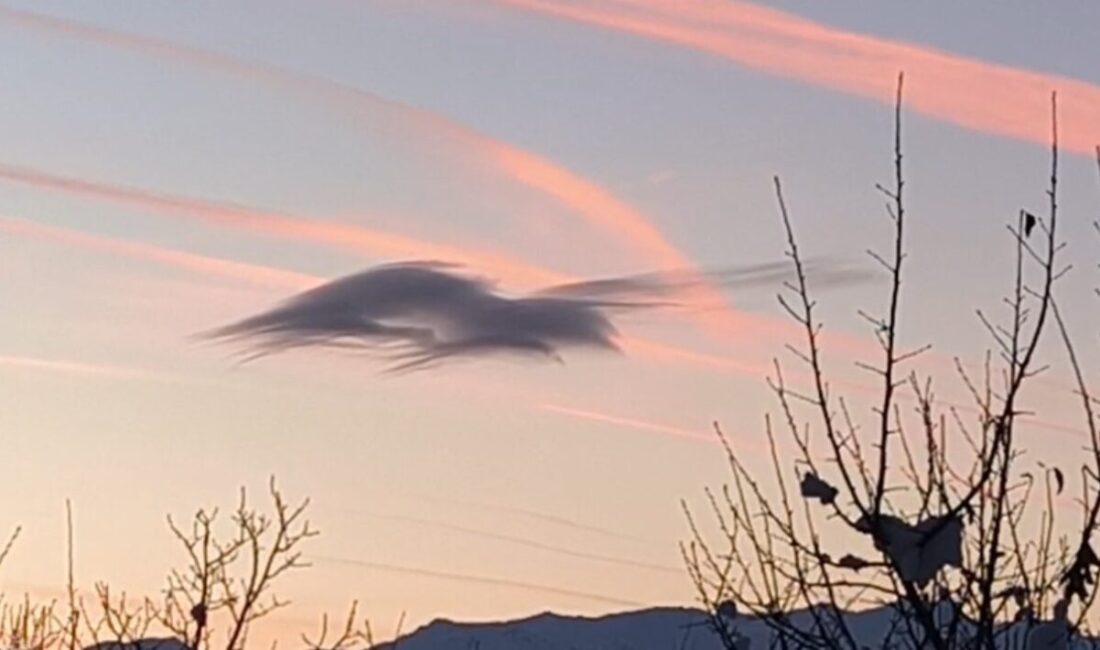 Hakkari’nin Yüksekova ilçesinde gün batımı sırasında rüzgarın etkisiyle şekilden şekile