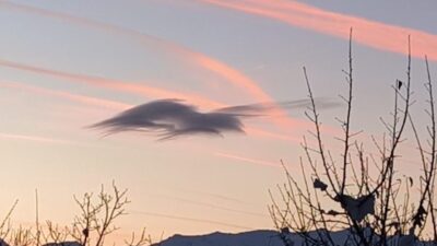 Hakkari’nin Yüksekova ilçesinde gün batımı sırasında rüzgarın etkisiyle şekilden şekile