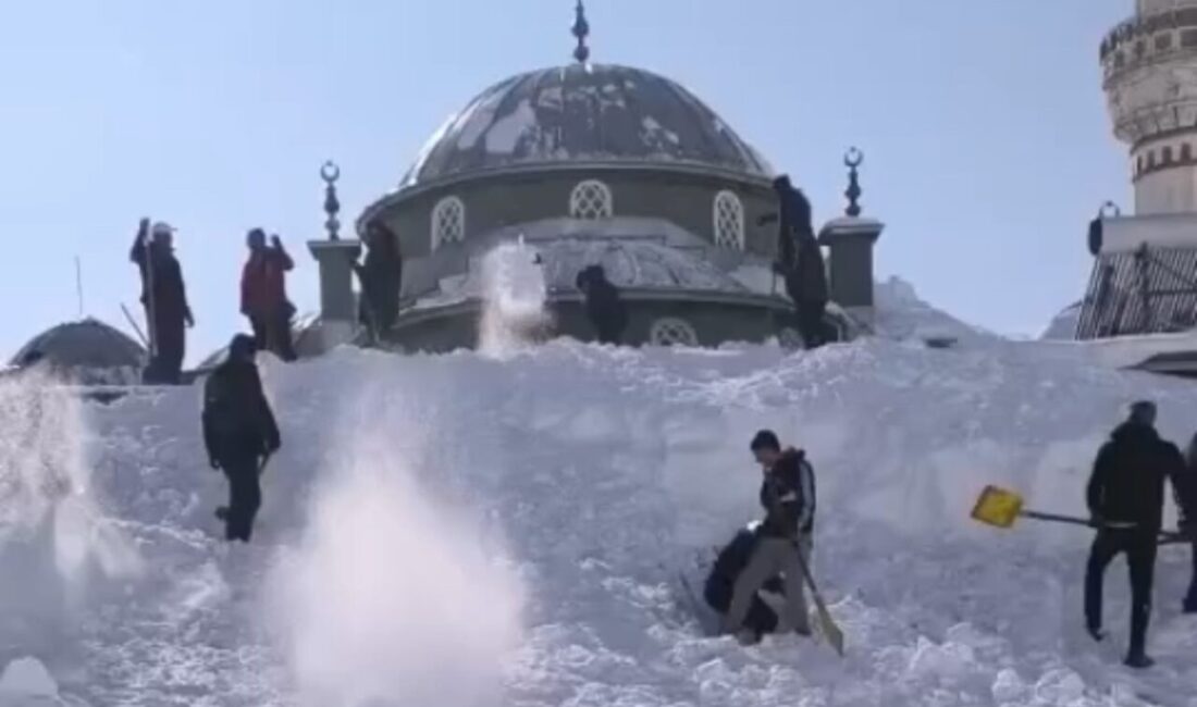 Hakkari’nin Yüksekova ilçesinde yoğun kar yağışının ardından karla kaplanan cami