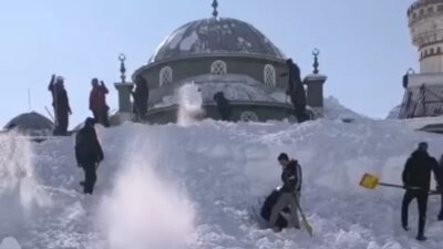 Hakkari’nin Yüksekova ilçesinde yoğun kar yağışının ardından karla kaplanan cami