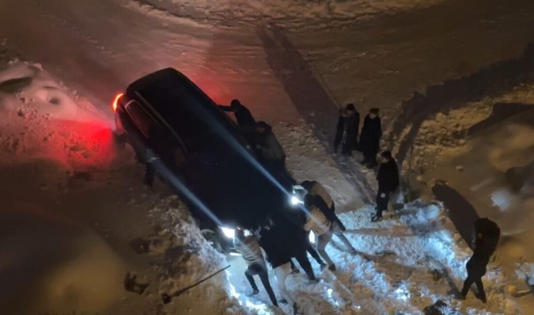 Hakkari’nin Yüksekova ilçesinde son 10 yılın en yoğun kar yağışı