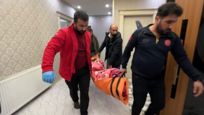 Hakkari’nin Yüksekova ilçesinde yolu kar nedeniyle kapanan köyde rahatsızlanan kadın,