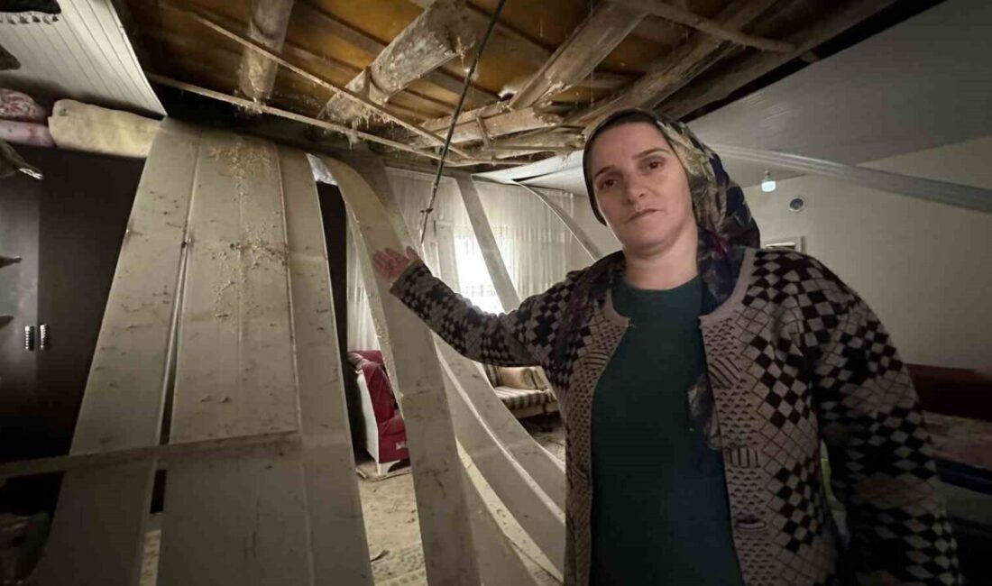 Hakkari’nin Yüksekova ilçesinde yoğun kar yağışı nedeniyle bir evin tavanının