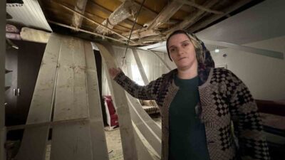 Hakkari’nin Yüksekova ilçesinde yoğun kar yağışı nedeniyle bir evin tavanının