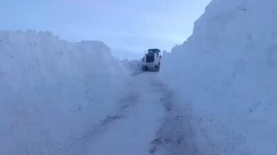 HAKKARİ (İHA) – Hakkari’nin Yüksekova ilçesinde kar yağışı nedeniyle kapanan