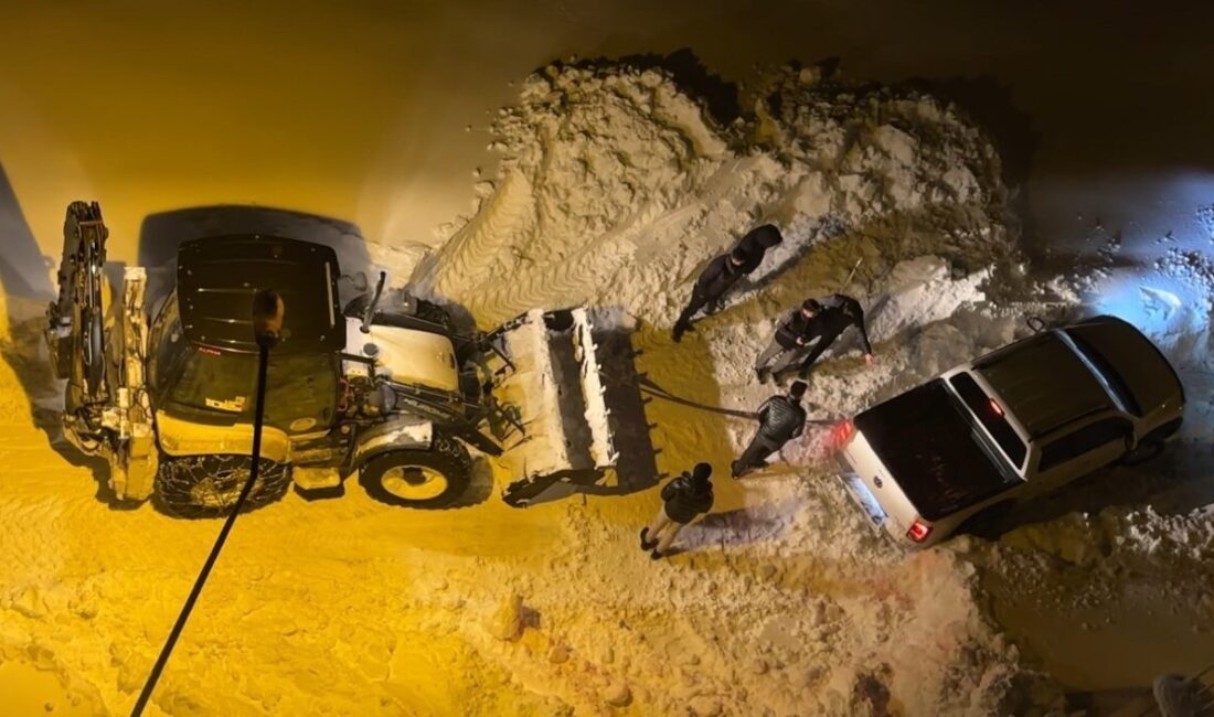 Hakkari’nin Yüksekova ilçesinde yoğun kar yağışı nedeniyle mahsur kalan kamyonet,