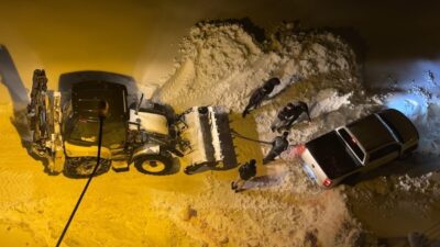 Hakkari’nin Yüksekova ilçesinde yoğun kar yağışı nedeniyle mahsur kalan kamyonet,