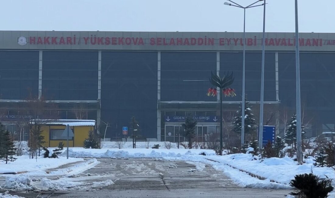 Hakkari’nin Yüksekova ilçesinde yoğun kar yağışı ve sis hava ulaşımında