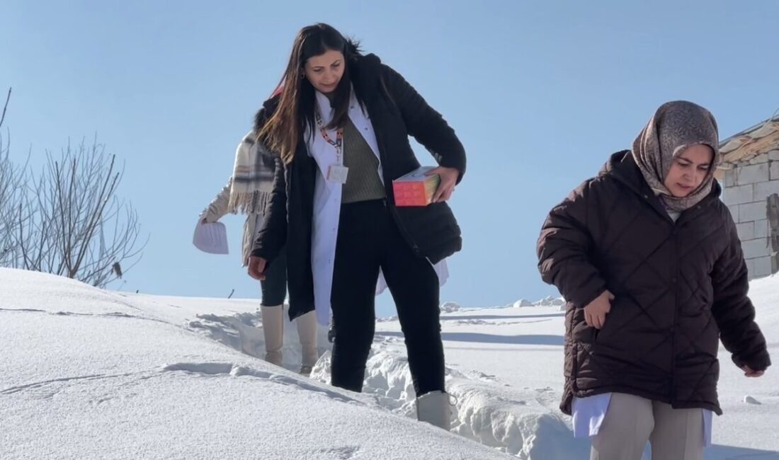 Hakkari’nin Yüksekova ilçesinde kar kalınlığının 1,5 metreyi bulduğu köye giden