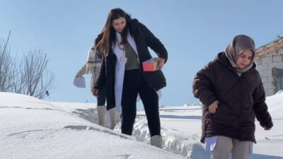 Hakkari’nin Yüksekova ilçesinde kar kalınlığının 1,5 metreyi bulduğu köye giden