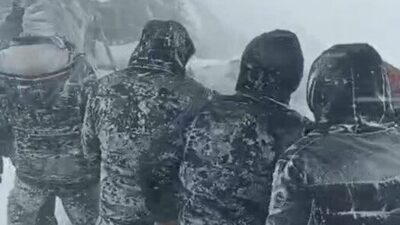 Hakkari’nin Yüksekova ilçesinde taziyeye gitmek için yola çıkan vatandaşlar, kar