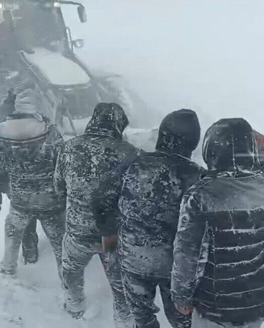 Hakkari’nin Yüksekova ilçesinde taziyeye gitmek için yola çıkan vatandaşlar, kar