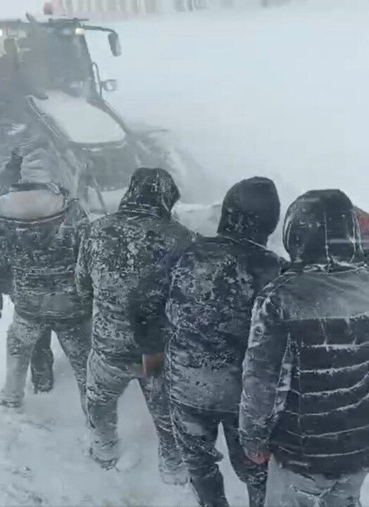 Hakkari’nin Yüksekova ilçesinde taziyeye gitmek için yola çıkan vatandaşlar, kar