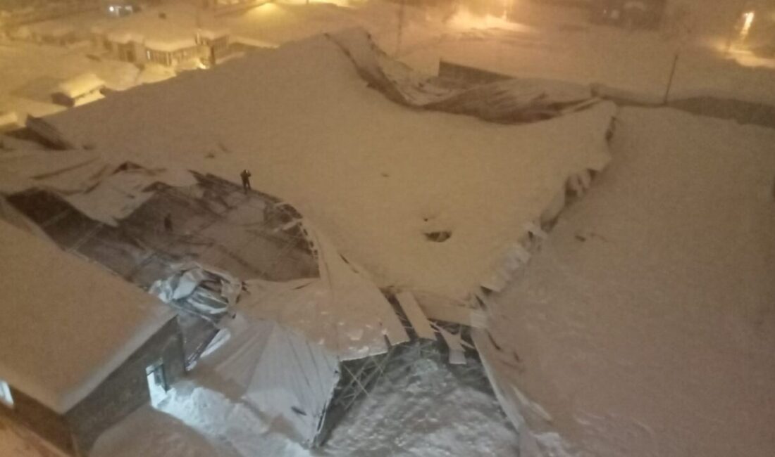 Hakkari’nin Yüksekova ilçesinde etkili olan yoğun kar yağışı hayatı olumsuz