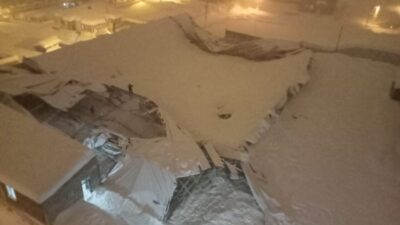 Hakkari’nin Yüksekova ilçesinde etkili olan yoğun kar yağışı hayatı olumsuz