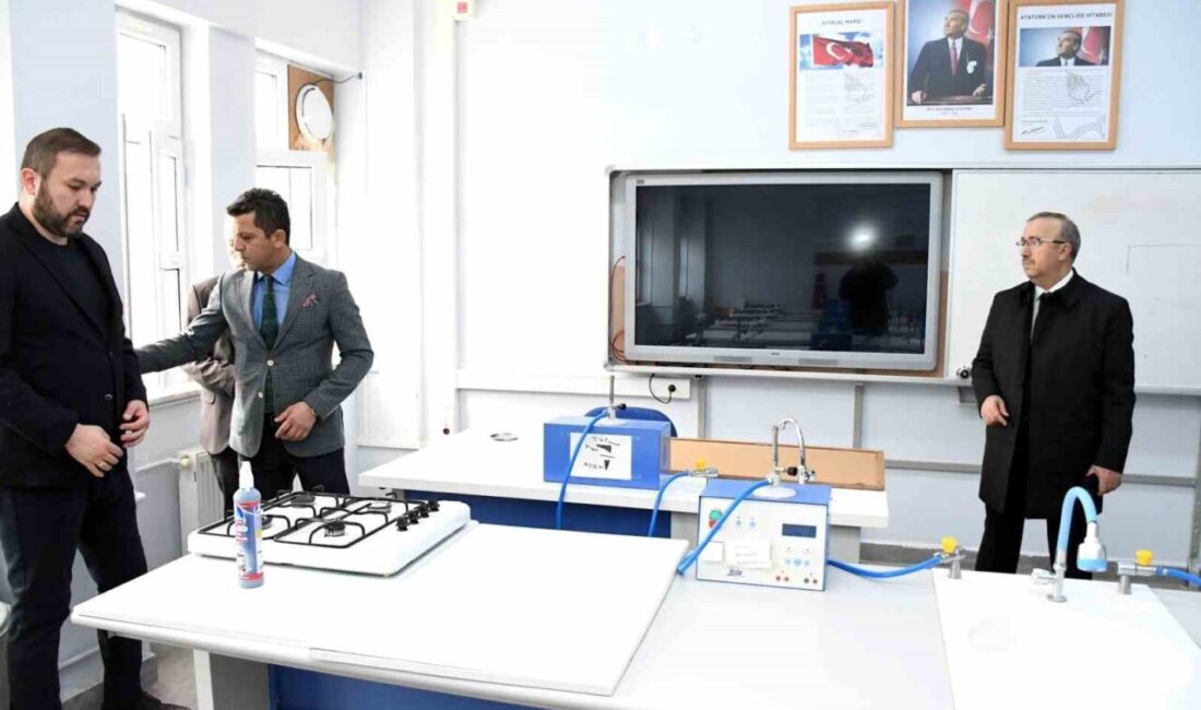 Eskişehir İl Millî Eğitim Müdürü Sinan Aydın, yükümlüler tarafından temizlenen