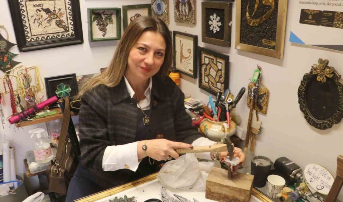 Hatay’da yaşayan mozaik sanatçısı Serap Akgöl, 5 yaşındayken yumurta kabuklarıyla