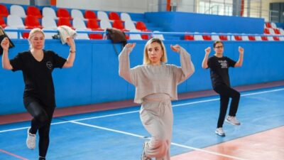 Yunusemre Belediyesi’nin açtığı folklor kursunda kursiyerler, Manisa yöresine ait geleneksel