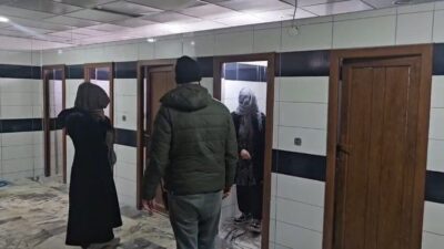 Elazığ’da zabıtadan kaçan dilenciler cami tuvaletlerine saklandı, ceza yemekten kurtulamadı.