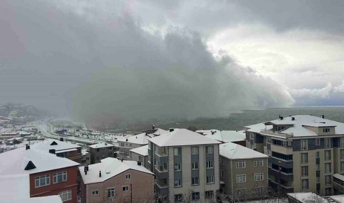 Zonguldak’ta etkili olan yoğun kar yağışı, Alaplı ilçesinde fırtınaya dönüştü.