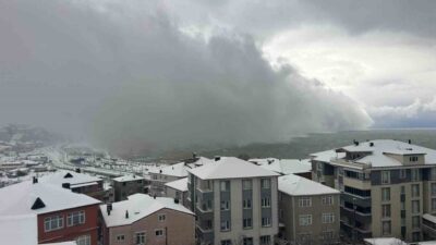 Zonguldak’ta etkili olan yoğun kar yağışı, Alaplı ilçesinde fırtınaya dönüştü.