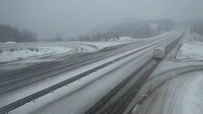 Zonguldak’ın yüksek kesimlerinde sabah saatlerinden itibaren devam eden kar yağışı