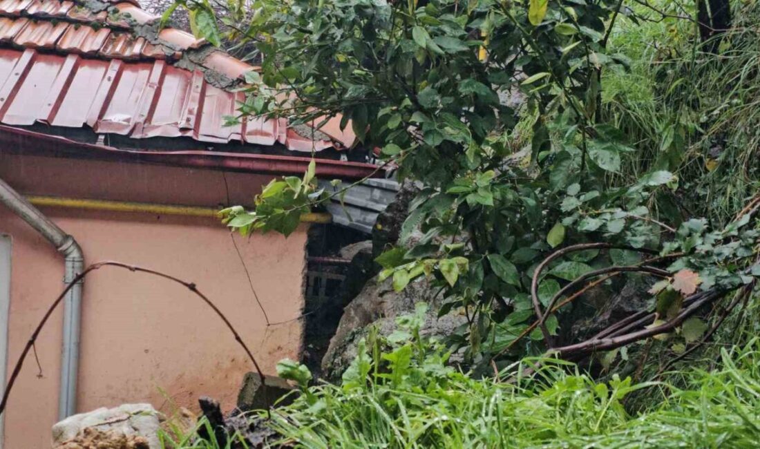 Zonguldak’ta yamaçtan kopan kaya ve toprak parçaları iki evin üzerine