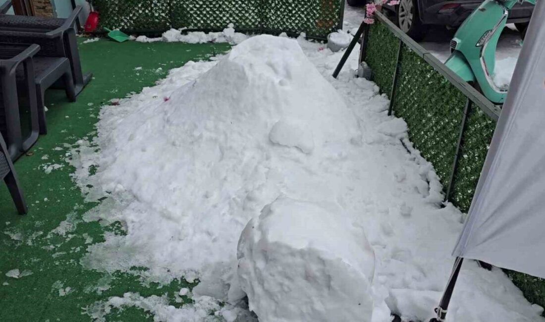 Zonguldak’ın Ereğli ilçesinde bir esnafın saatlerce uğraşarak yaptığı kardan adam,