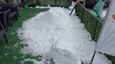 Zonguldak’ın Ereğli ilçesinde bir esnafın saatlerce uğraşarak yaptığı kardan adam,