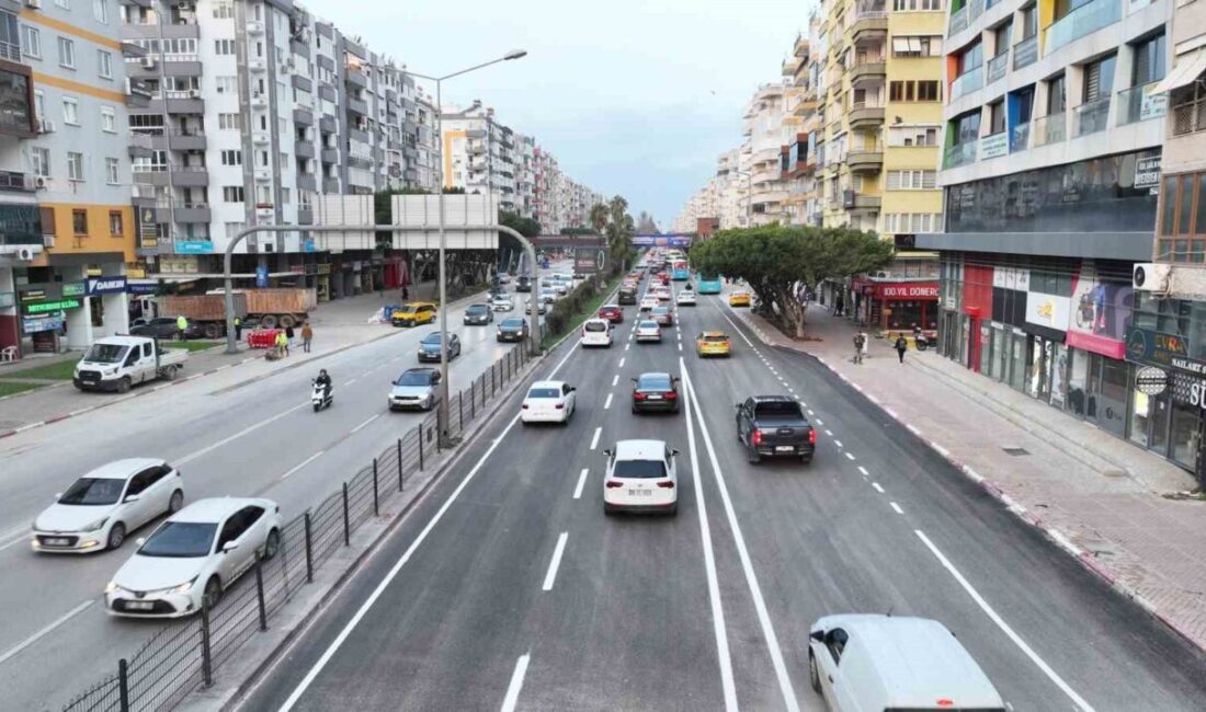 Antalya Büyükşehir Belediyesi, altyapı çalışmalarından dolayı deforme olan 100.Yıl Bulvarı’nı