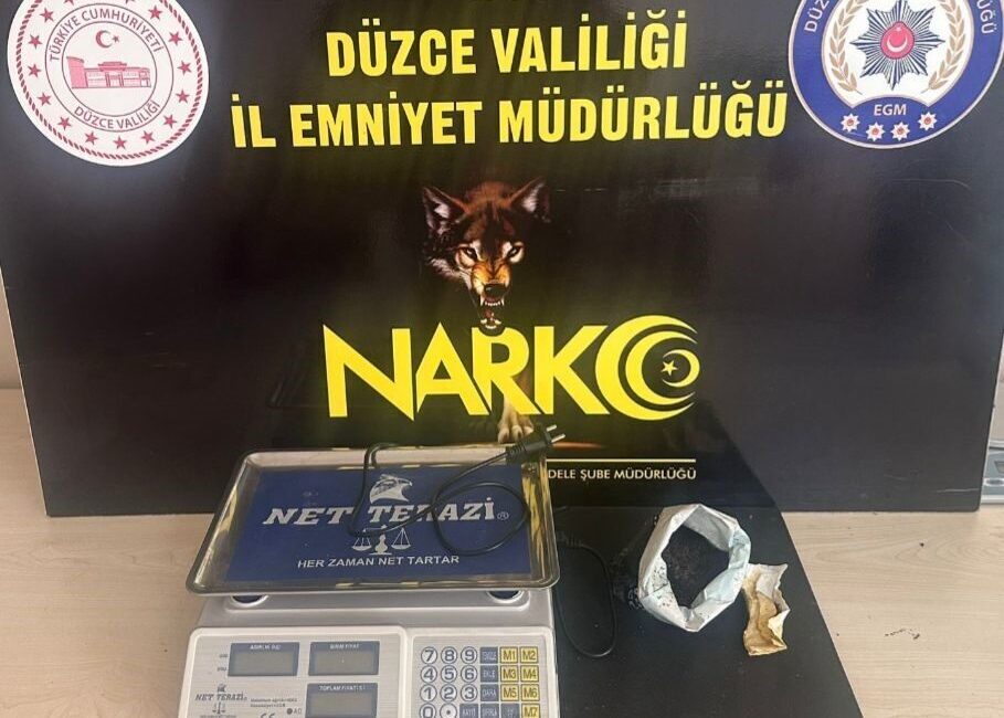 DÜZCE(İHA) – Düzce’de polis ekipleri tarafından yapılan operasyonda 140 uyuşturucu